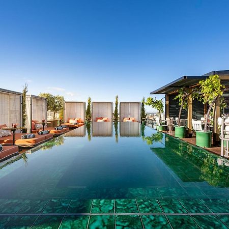 Bless Hotel Madrid - The Leading Hotels Of The World المظهر الخارجي الصورة The rooftop pool at the hotel