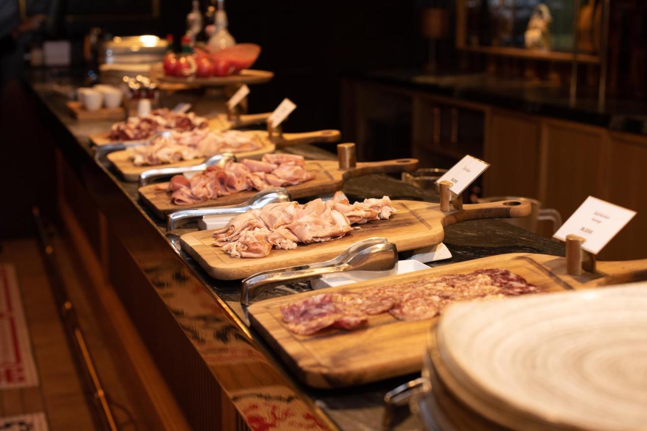 Bless Hotel Madrid - The Leading Hotels Of The World المظهر الخارجي الصورة A buffet at a restaurant