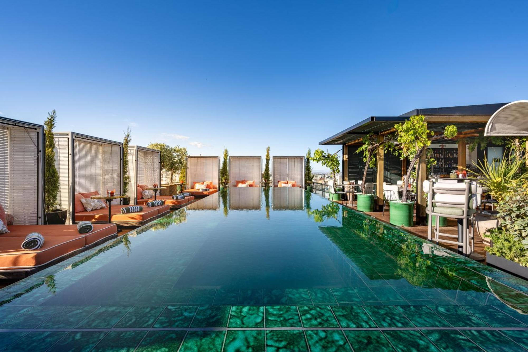 Bless Hotel Madrid - The Leading Hotels Of The World المظهر الخارجي الصورة The rooftop pool at the hotel